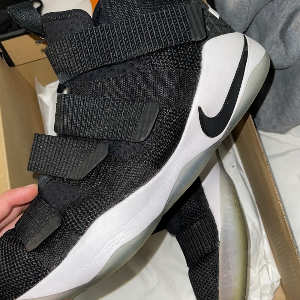 NIKE BASKETBALL SHOES